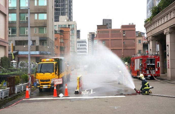 △瓦斯管線搶救時消防隊以水霧防止起火