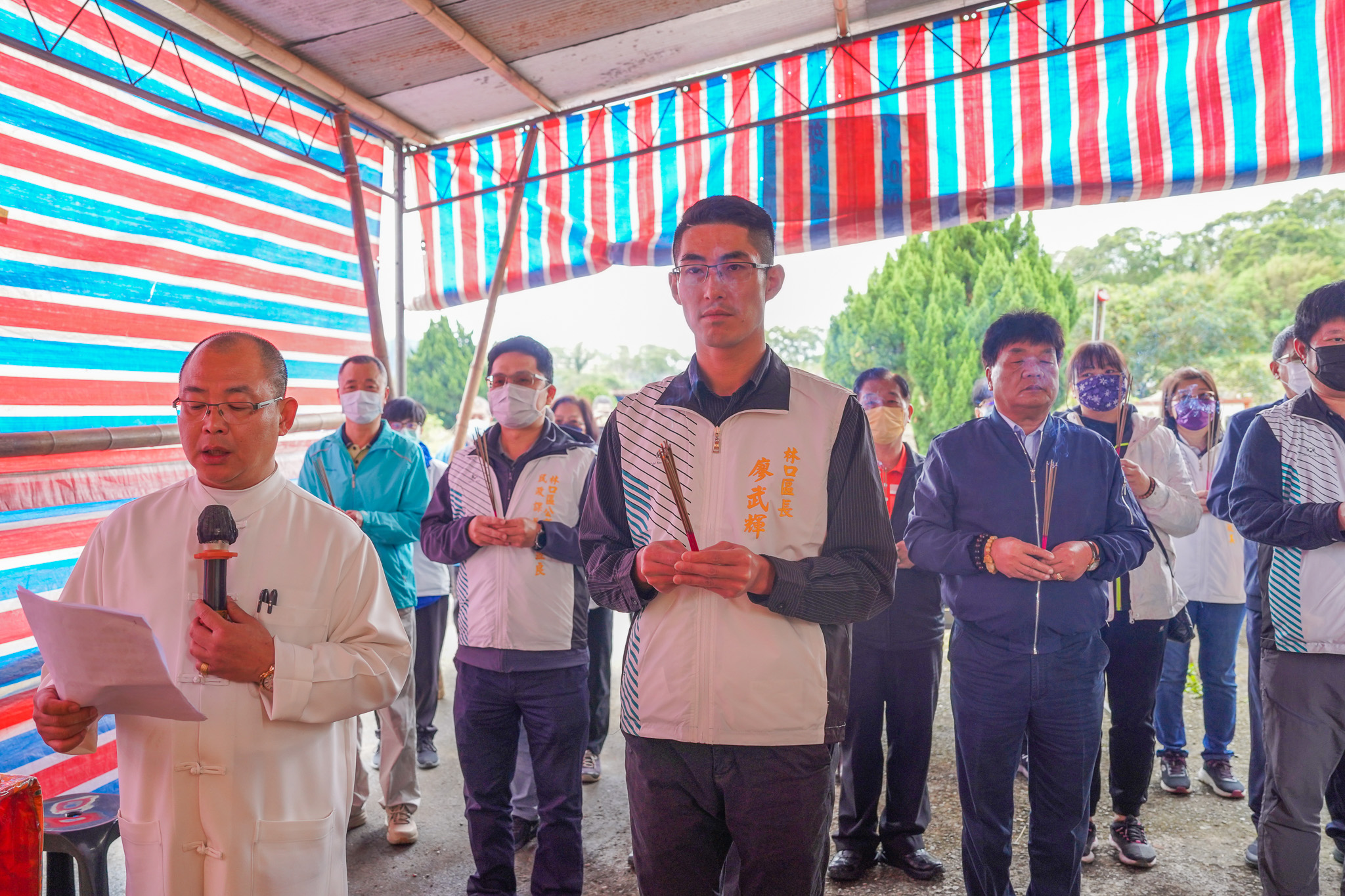 01. 林口區長廖武輝今(28)日帶領林口區公所團隊與全體里長至林口第一公墓辦理祈福法會，祈求掃墓活動順利平安。