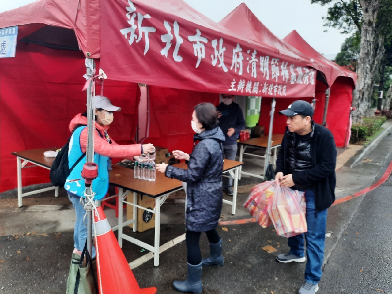 02.新北市林口區公所將於本(112)年4月1日至4月5日5天連假期間，每日上午7時至14時，在林口區第1公墓入口處(中山路底旁文化北路上)設置「清明掃墓服務站」提供各項貼心便民服務