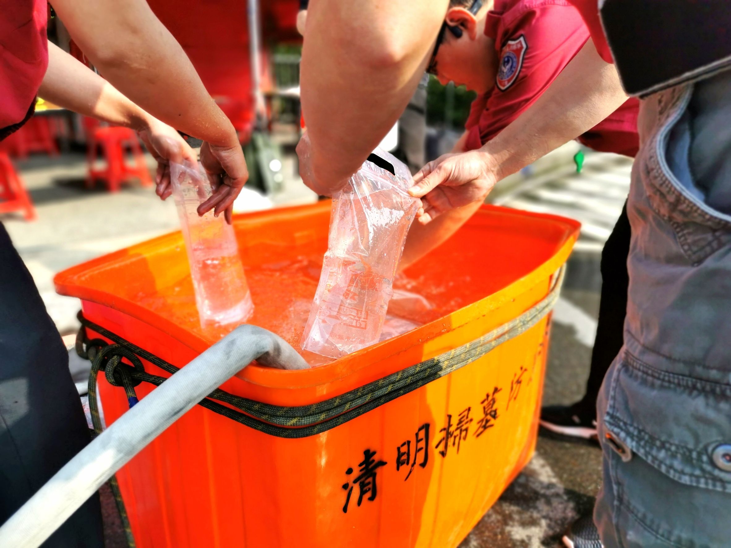 04.消防局林口、文化分隊也提供消防水袋供民眾取用，民眾可用來清潔及熄滅香燭及火苗避免餘燼引發火災。