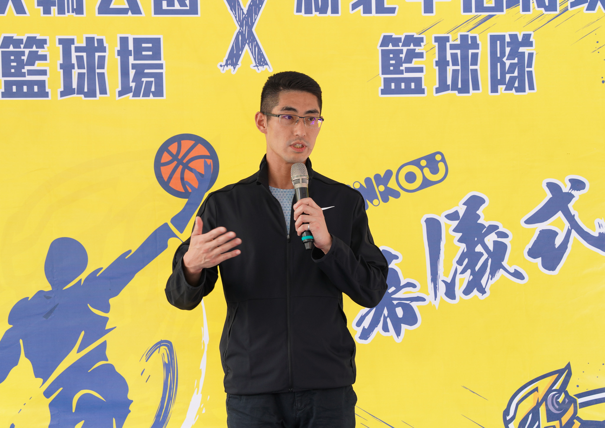 02.林口區長廖武輝表示，扶輪公園內籃球場一直都受到區內民眾的喜愛，長年使用率高場地多有破損，考慮到民眾的使用安全，規劃了改善工程