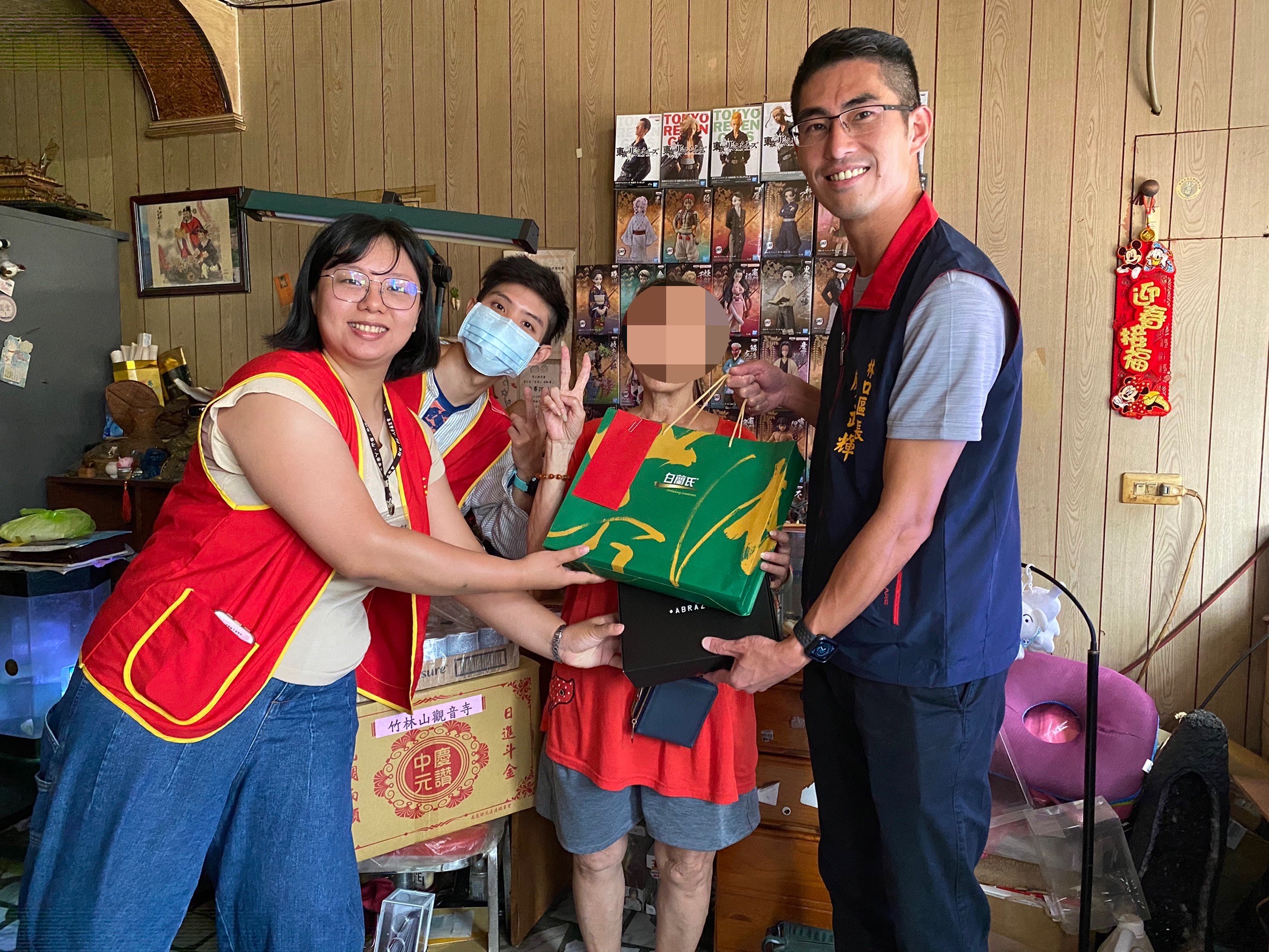 02.區長致贈萊爾富牛奶兌換券、月餅禮盒、雞精禮盒、生活用品組等關懷品