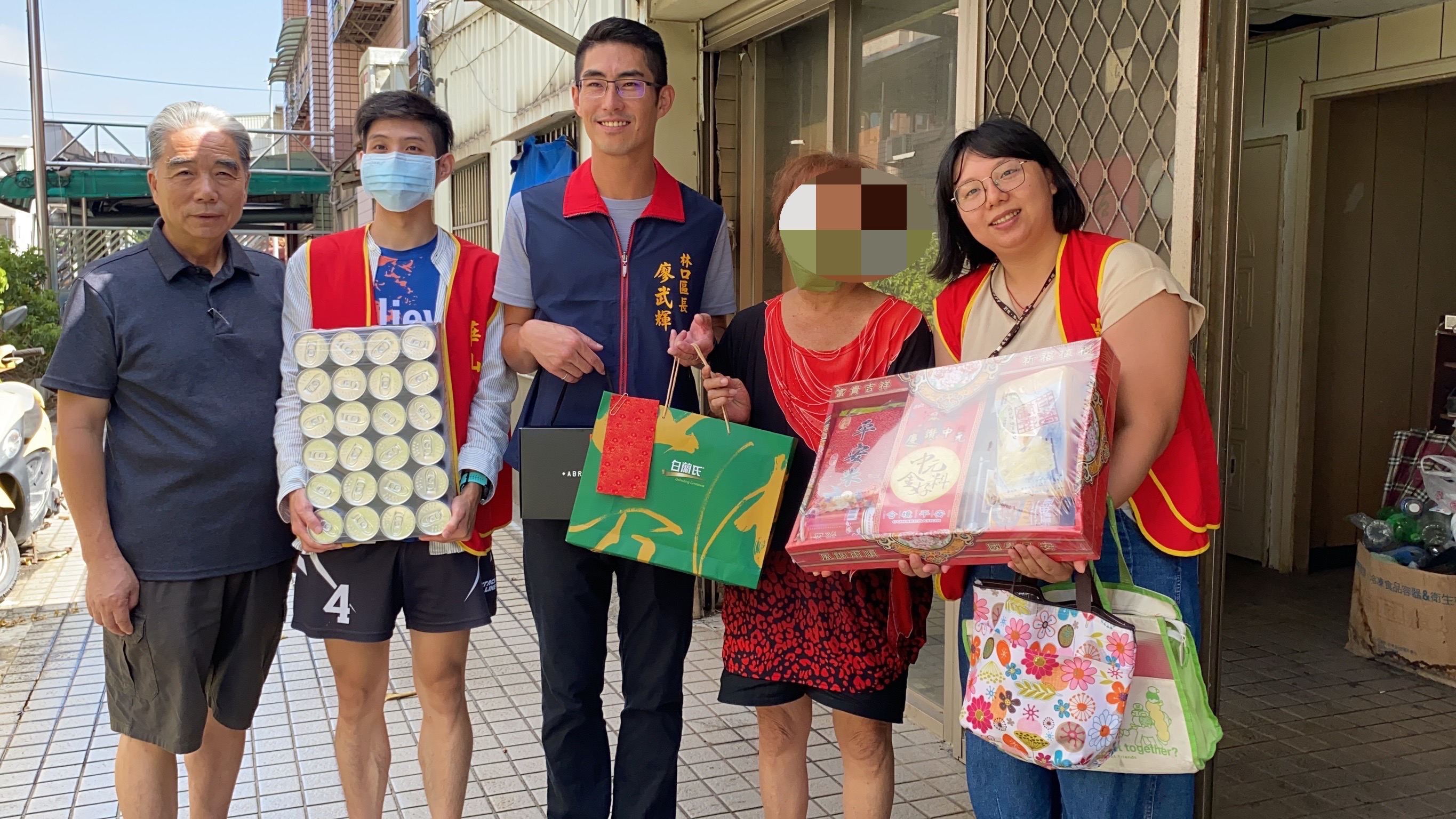 05.區長致贈牛奶兌換券、雞精禮盒、區長的月餅及生活用組等關懷品
