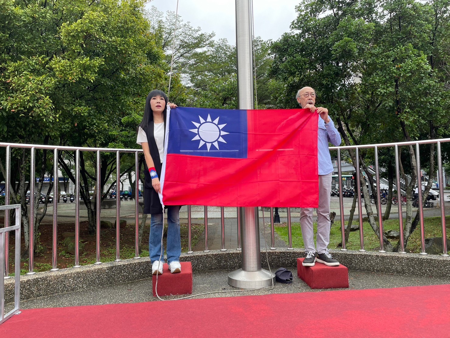 04. 新北林口區國慶升旗典禮特別邀請資深藝人「牛頭帆」馮淬帆擔任升旗手，吸引上千民眾齊唱國歌