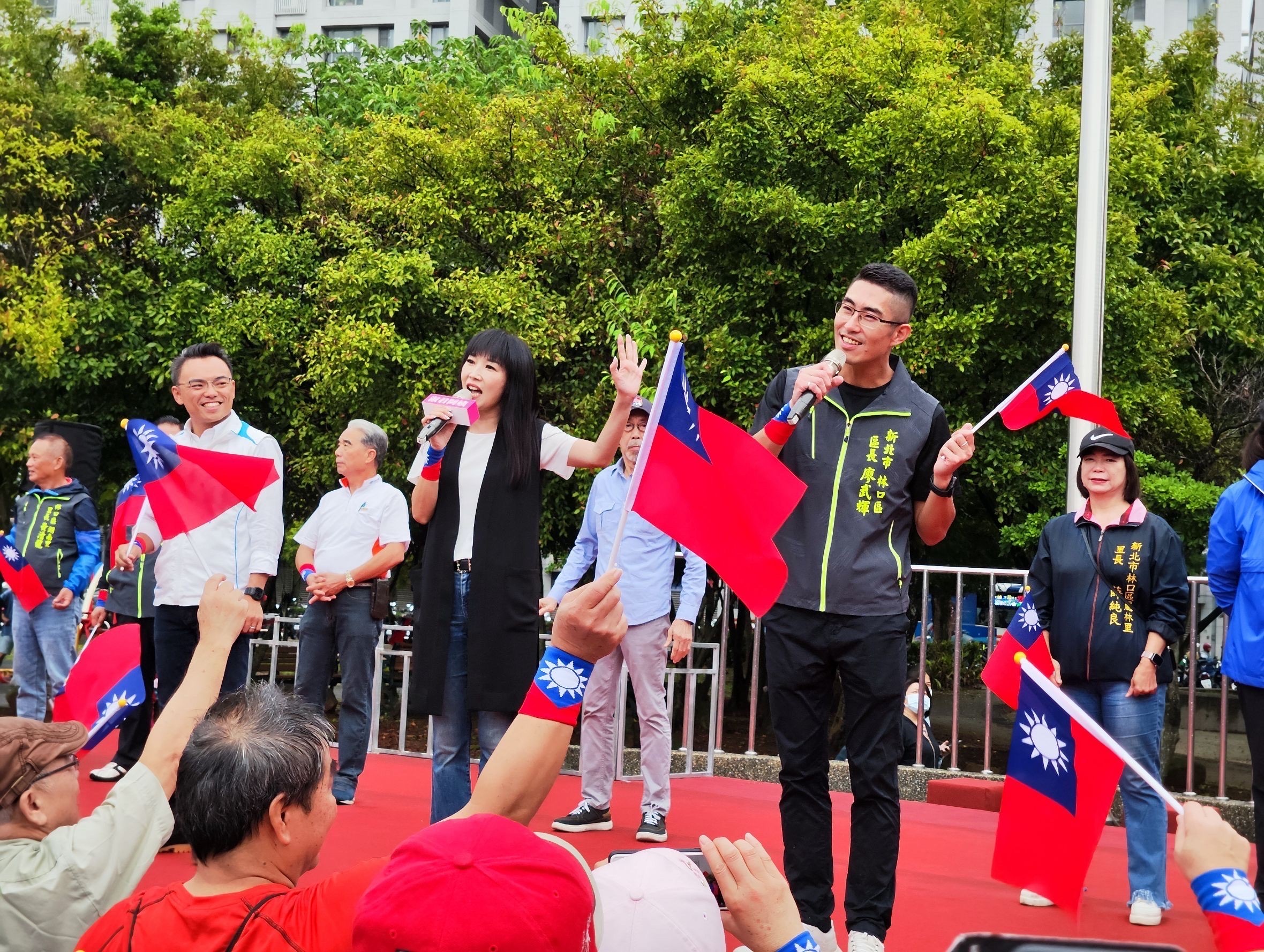 05.許多民眾大手牽小手歡慶國家的生日，一同唱響國歌與國旗歌，漫天的國旗海，是對於國家最好的生日祝福