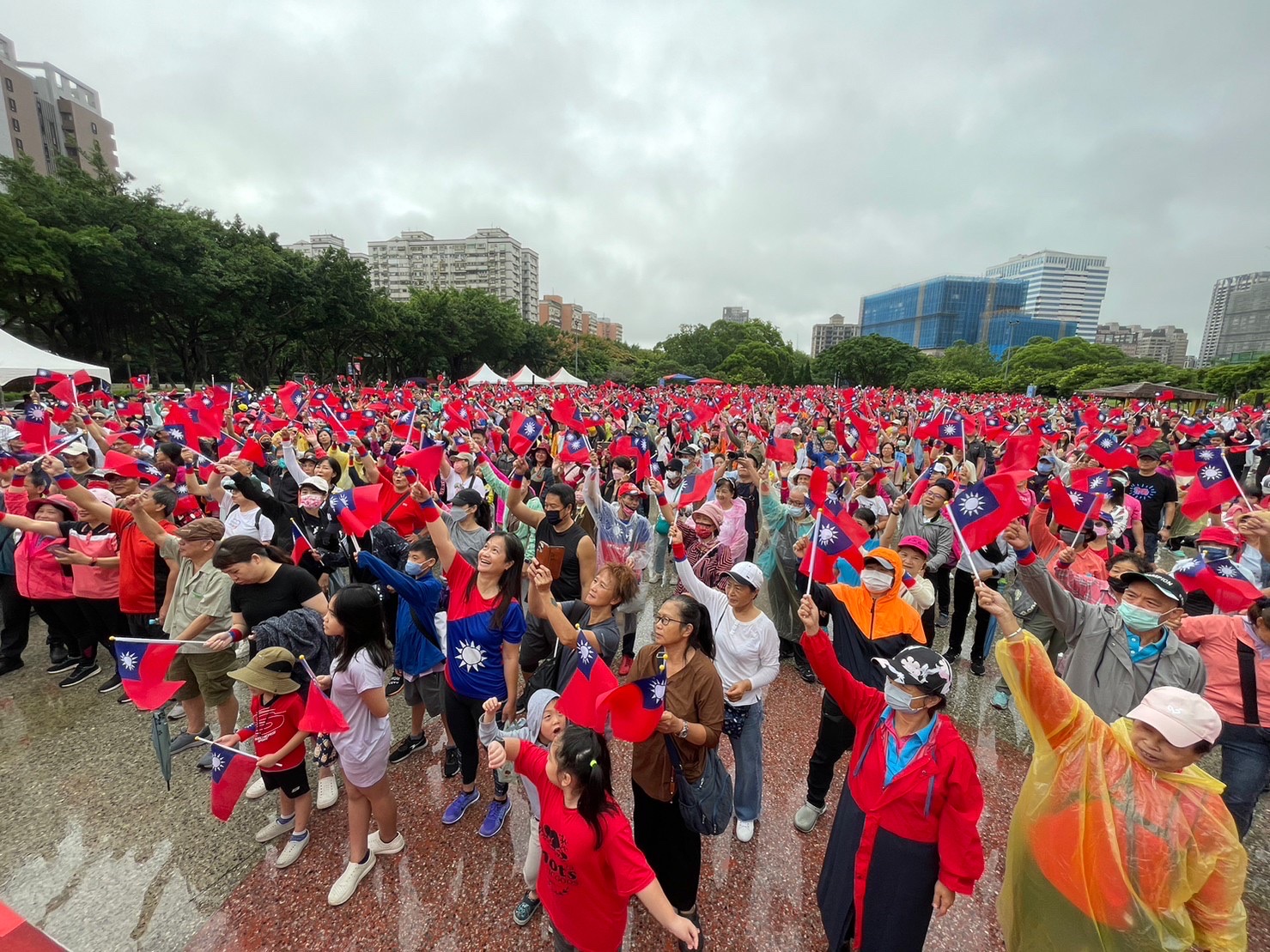 06.在林口社區運動公園舉辦國慶升旗典禮，現場湧入超過4千位民眾熱情參與