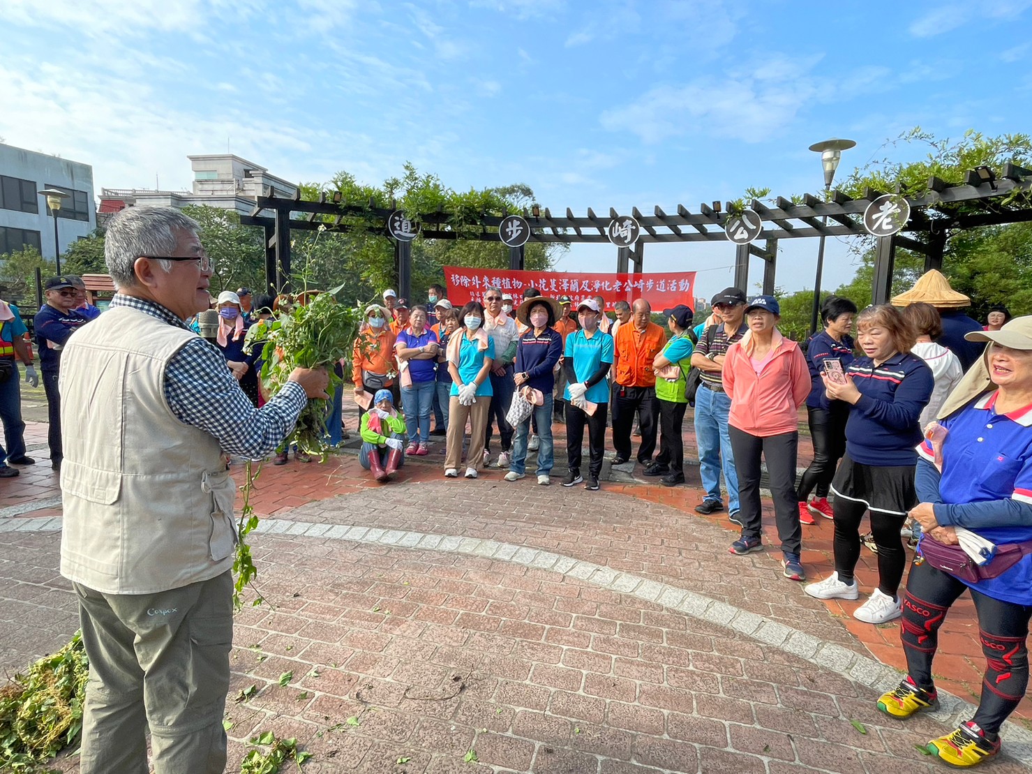 02.農業局林宜洲隊長解說及實地拔除活動，讓臺灣的多樣性生態遠離威脅