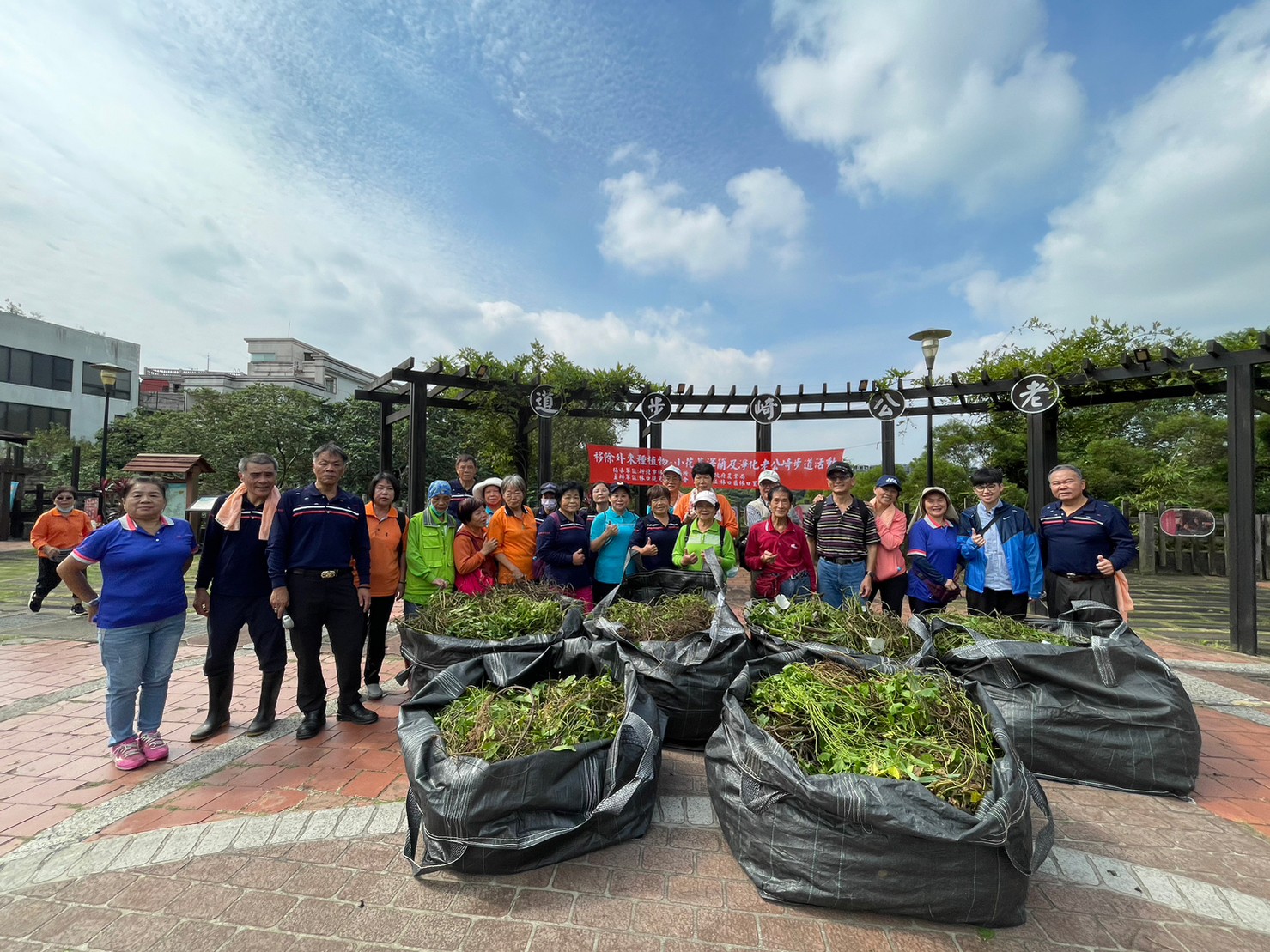 03.為了防治清除小花蔓澤蘭，公所特別邀請在地百位志工共同響應