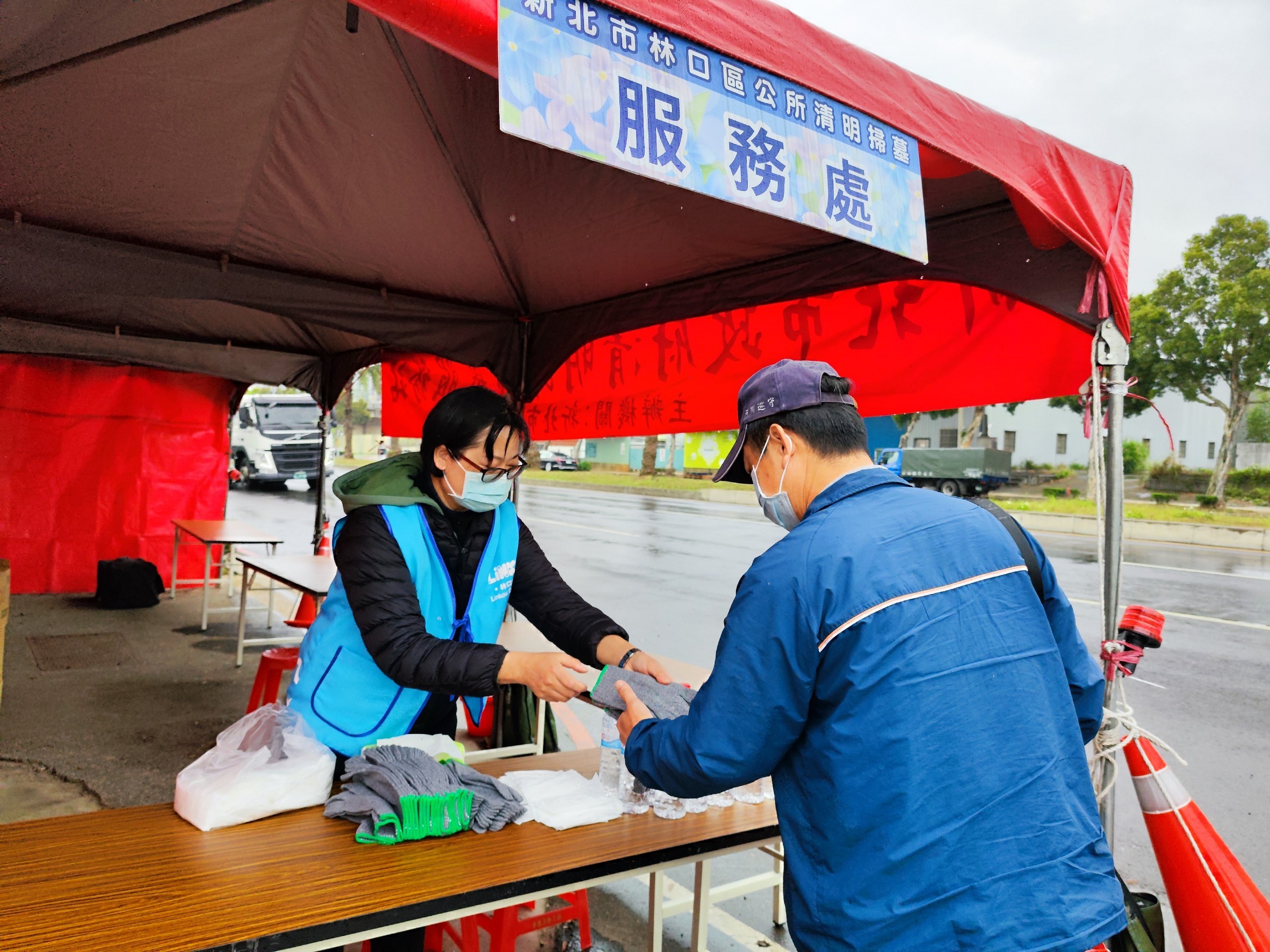 02.林口區公所於3月30日、3月31日及4月4日至4月5日，每日7時至14時，在林口區第1公墓入口處設置「清明掃墓服務站」提供多項服務(112年資料照)
