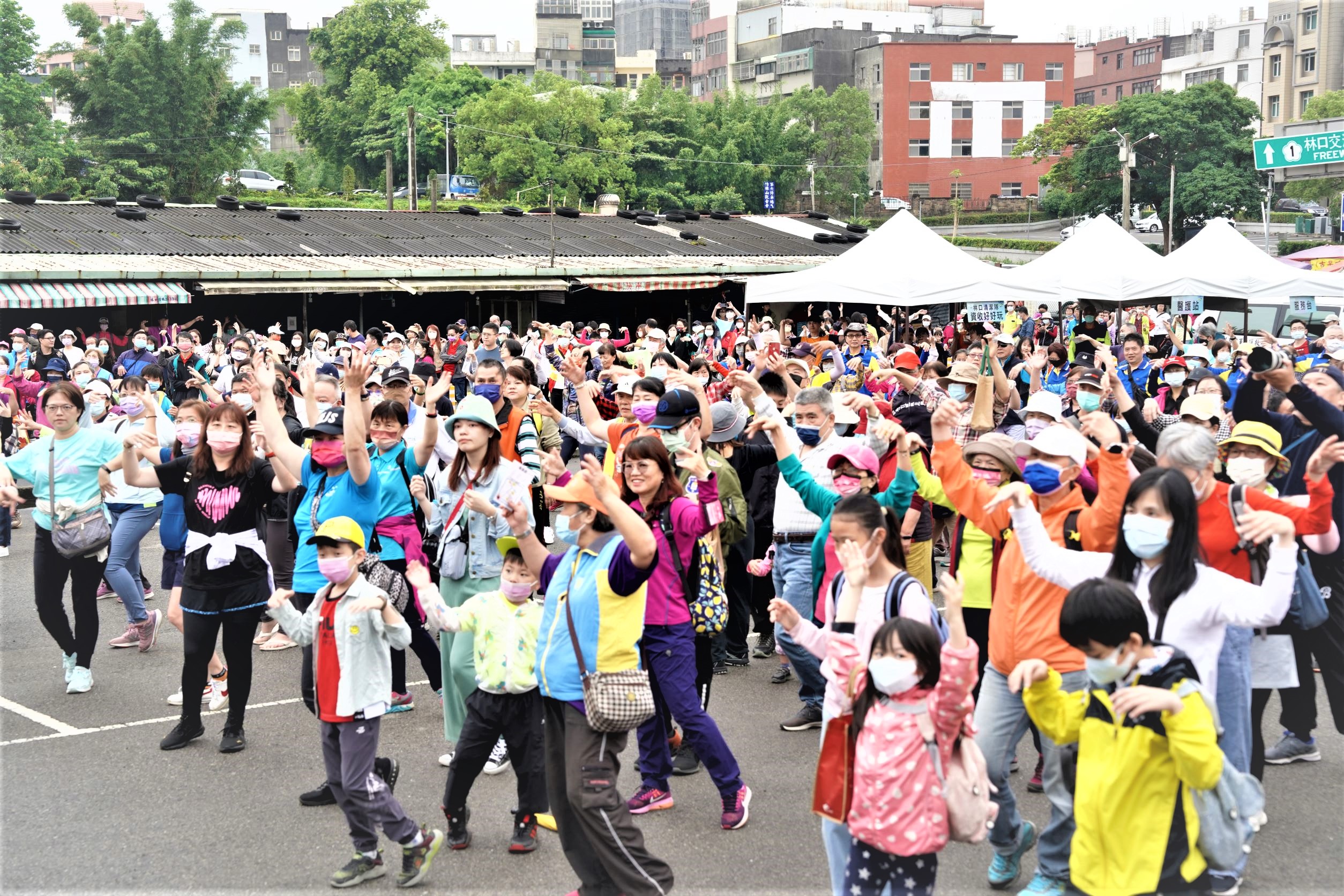 01.今年報名踴躍，網路報名加開300名，歡迎更多市民朋友出來健走(112年資料照)