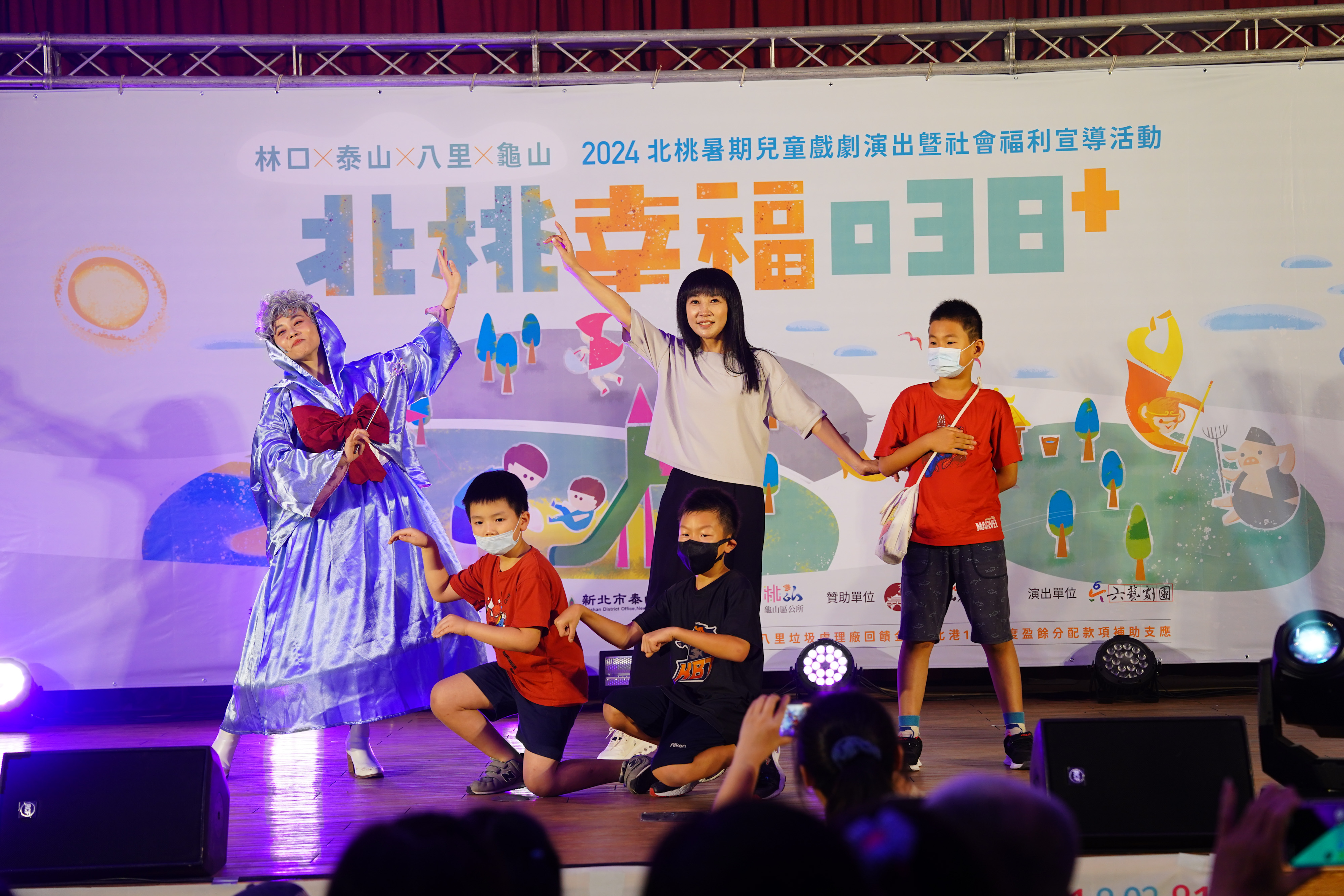 03.「六藝劇團」演員現場與觀眾互動，場面熱鬧萬分
