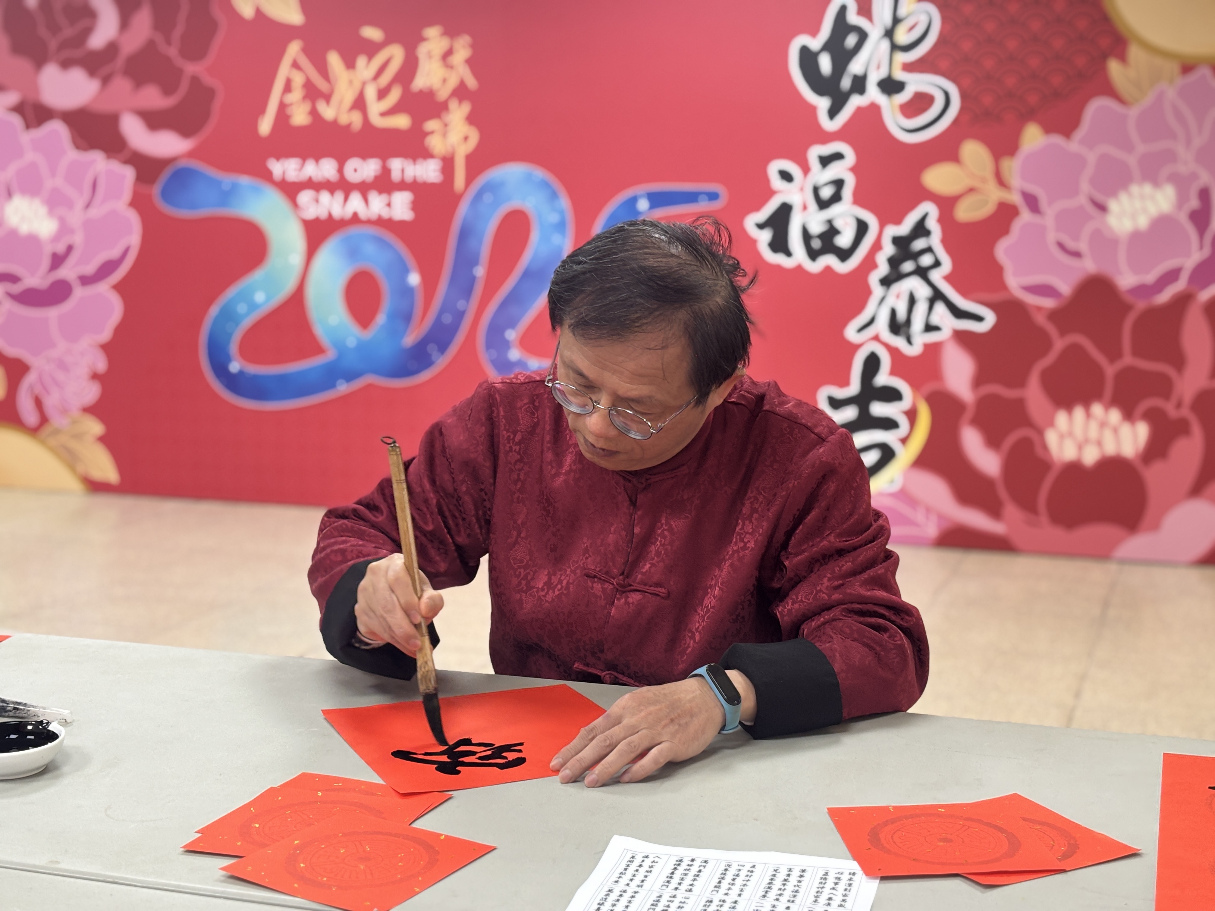 04.麗林國小退休校長賴國忠，書齡逾三十年，筆力遒勁，擅長行草