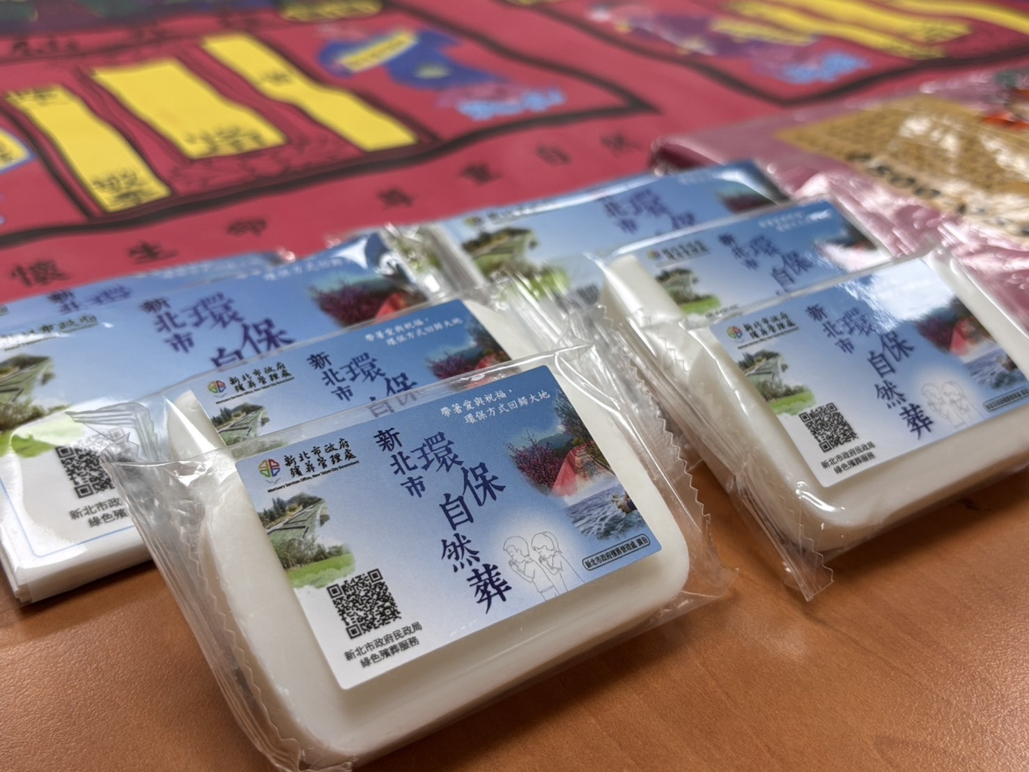 民眾響應紙錢集中燒者，公所加碼贈送5公升垃圾袋1包及高級抹草精油香皂一顆。