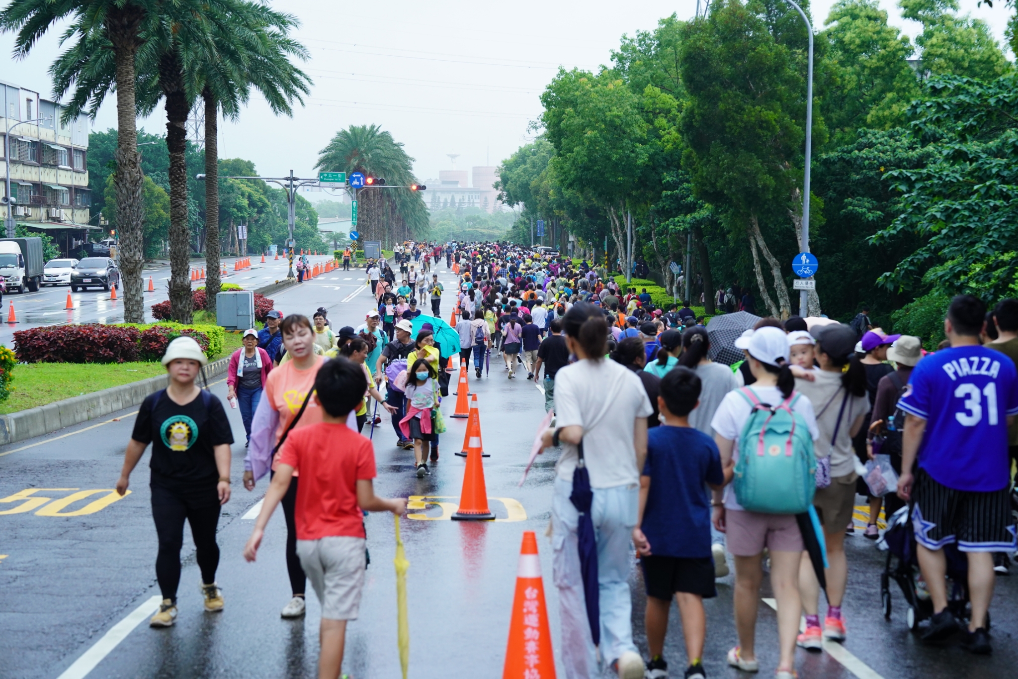 05.現場民眾不畏風雨，攜家人一同到竹林山觀音寺祈福健走