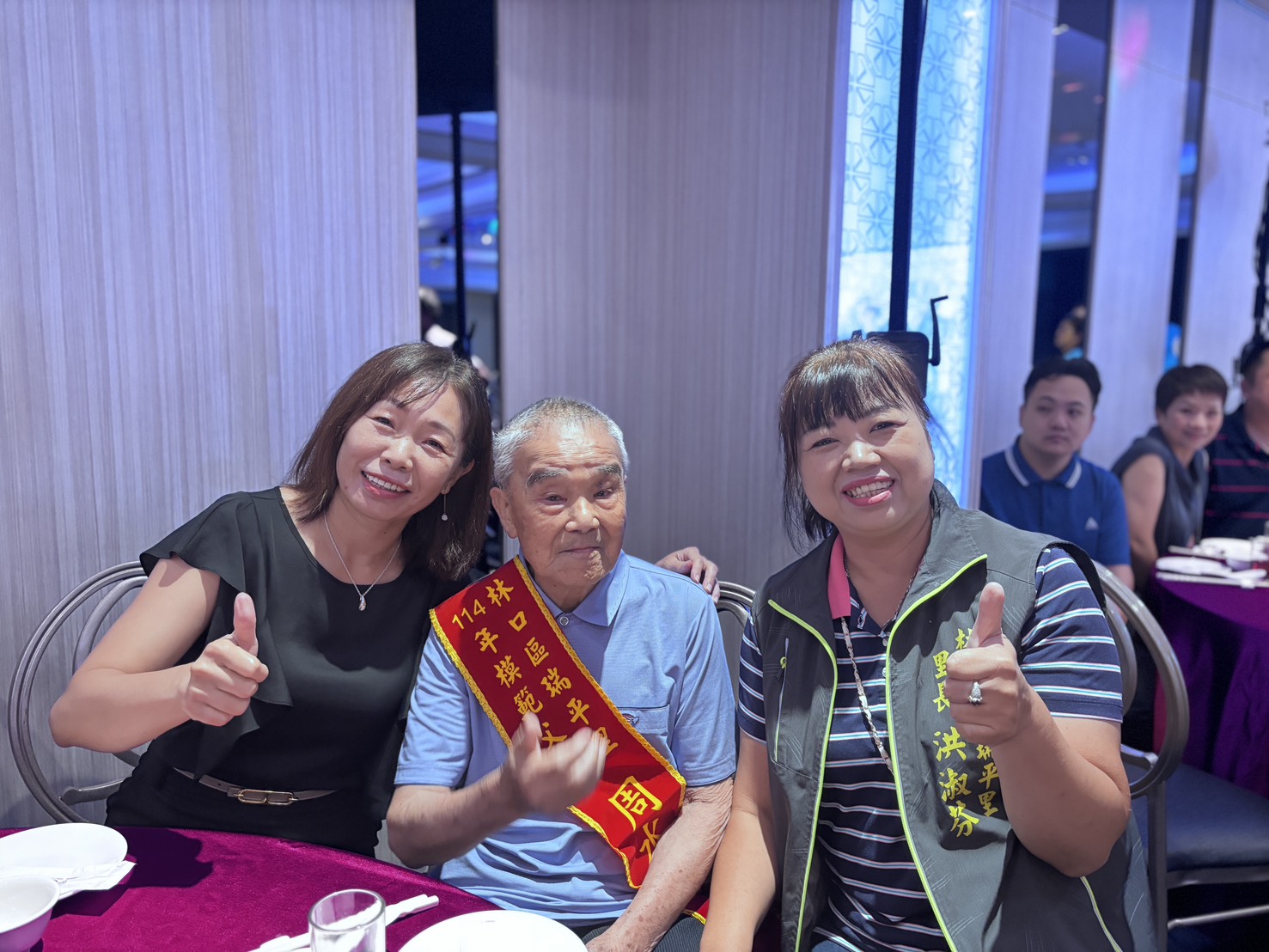 04.林口區長到各桌感謝各位爸爸今日一早盛裝出席，與大家歡慶佳節！