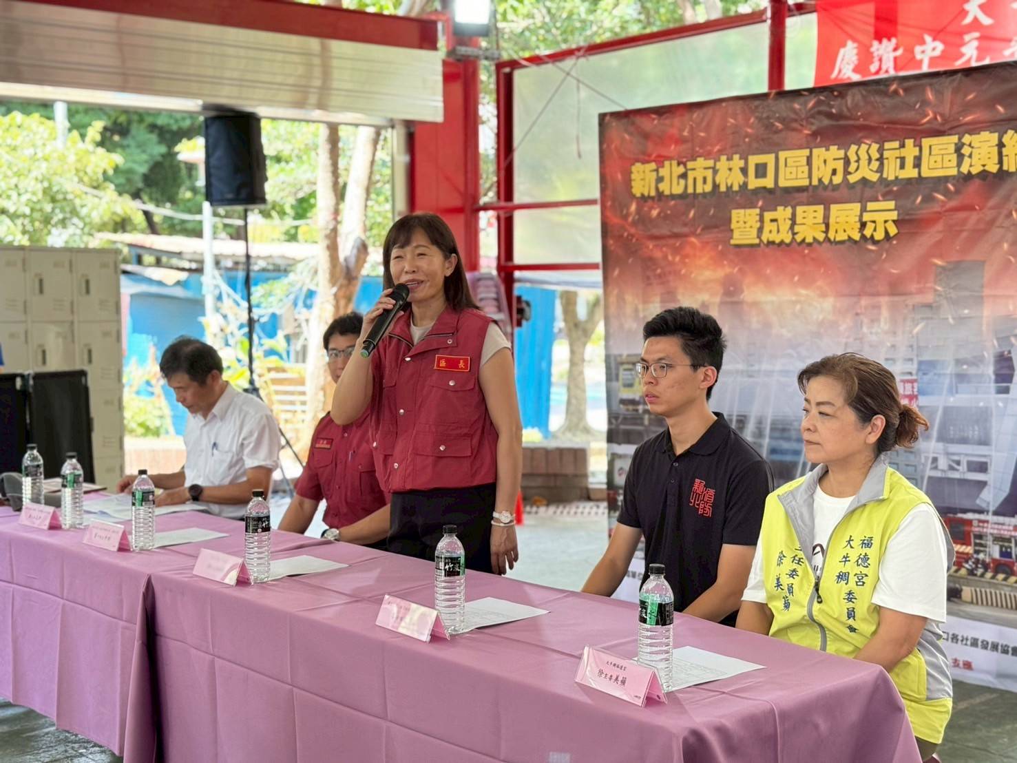 03.林口鄭淑敏區長針對演練後進行檢討及勉勵，感謝大家為社區努力培訓防災知識