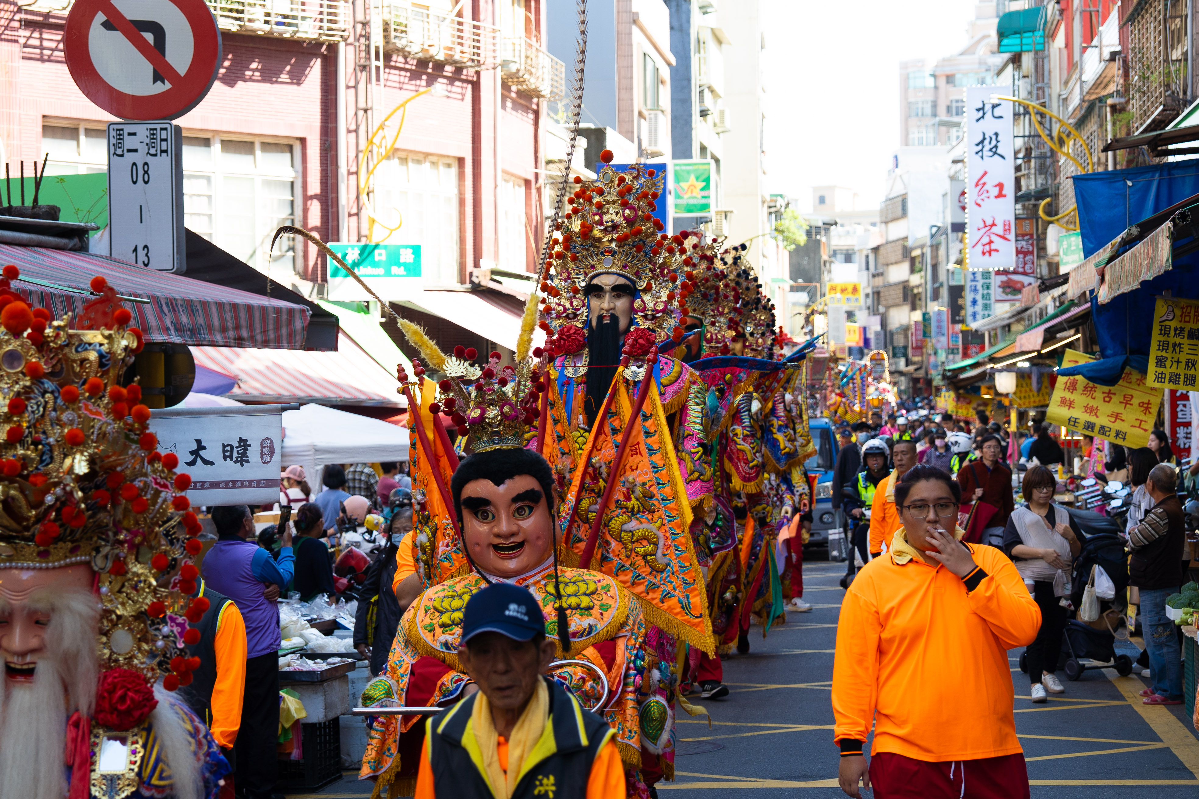 06.2025子弟戲文化節繞境隊伍走進熱鬧老街，歡迎大家一起同歡