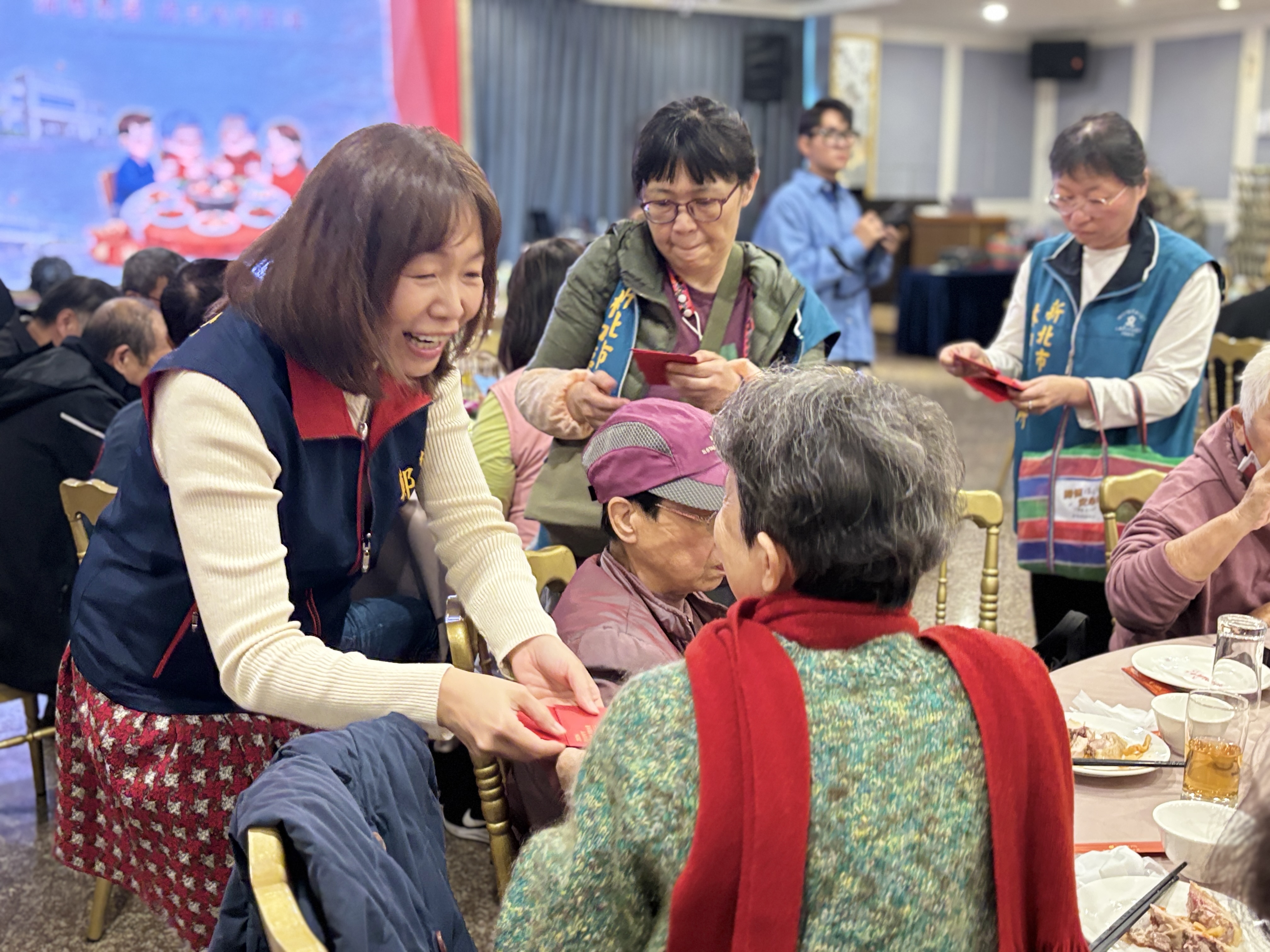 02.鄭淑敏區長逐桌與長輩致意並發放善心人士蔡先生與侯市長馬年紅包