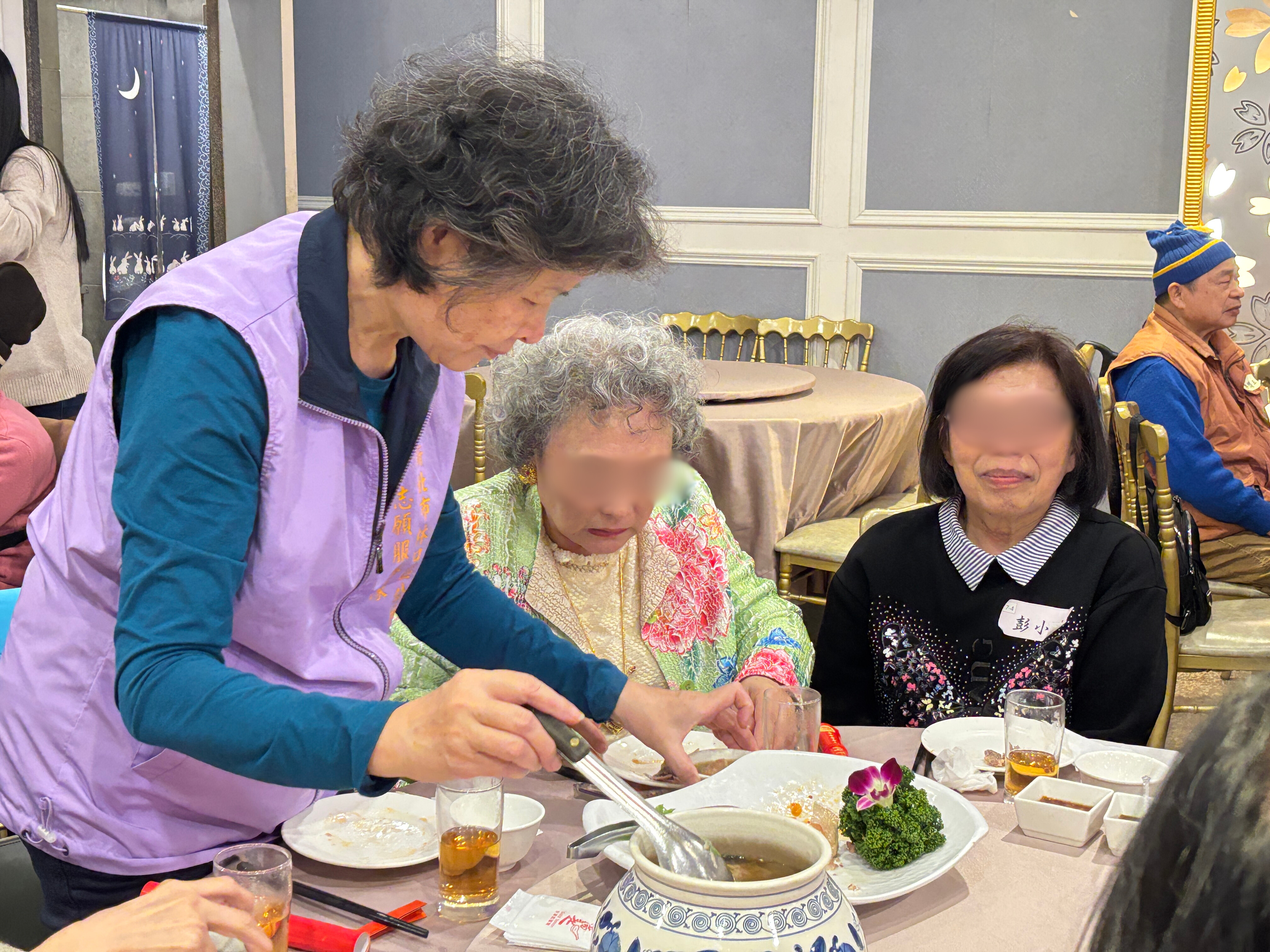 06.志工們在圍爐中與長輩們寒暄與貼心夾菜