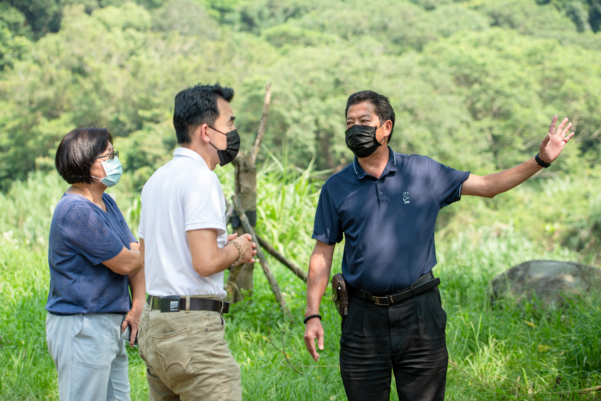05.頂福里蘇源和里長(右一)與區長藍品畯(中)討論林口溪生態發展