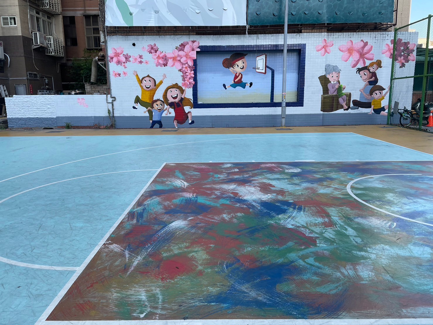 03.林口區長廖武輝表示，本次仁愛籃球場附近的牆面彩繪，透過櫻花與運動特色，讓彩繪更加融入在地生活