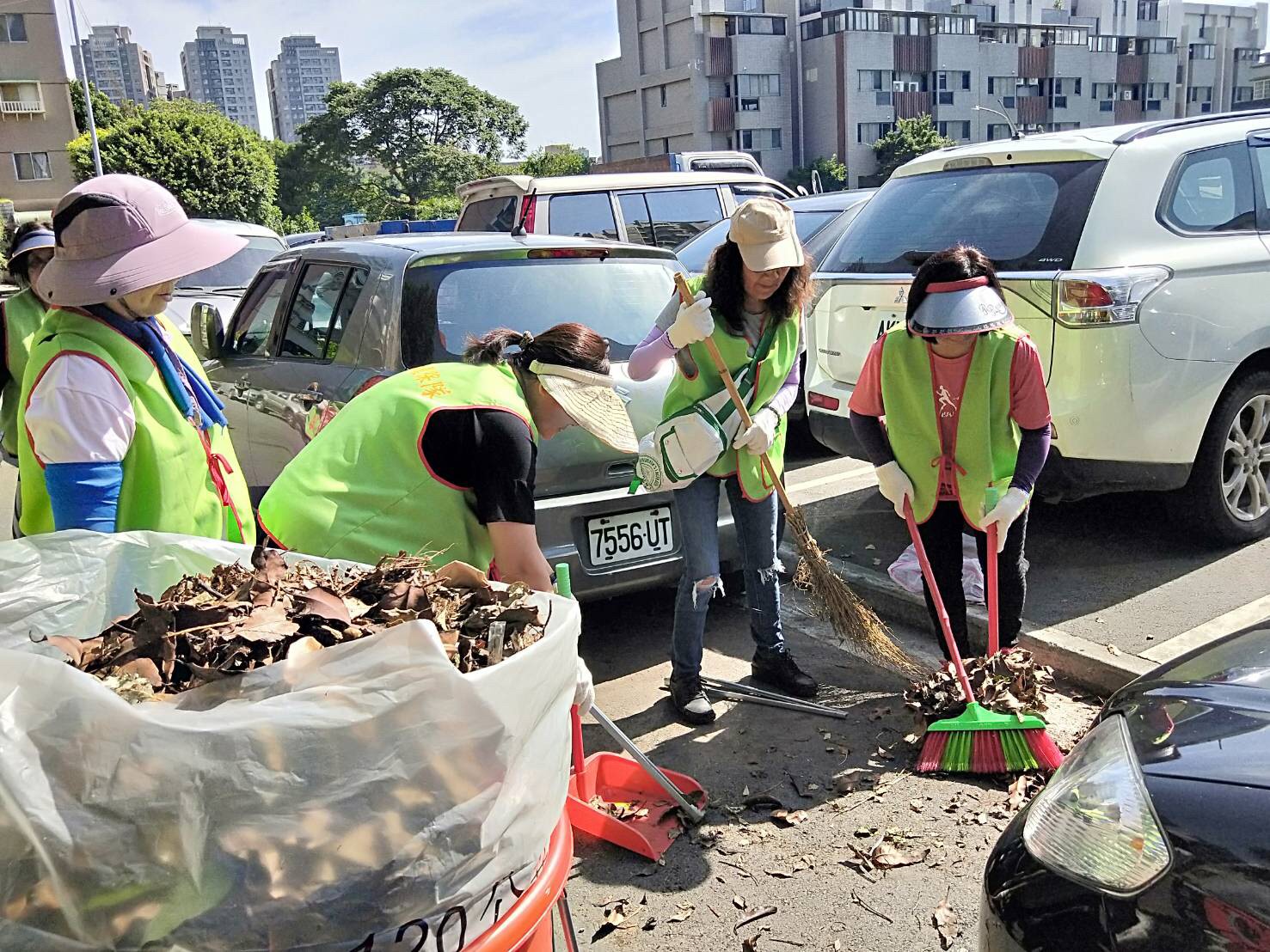 志工清潔道路情形(東勢里)