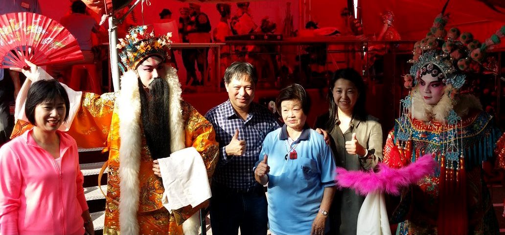 長官和子弟戲班合影