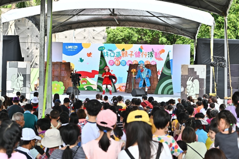 111年健行-市民觀看小紅帽與大野狼表演