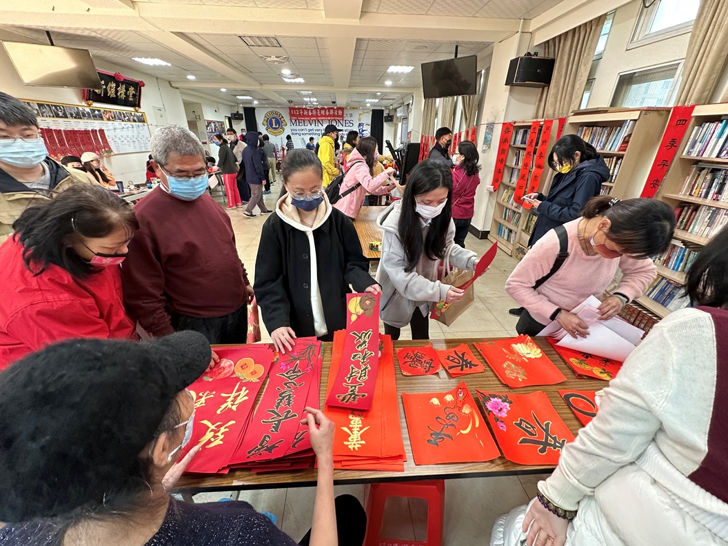 民眾領取書法春聯-1
