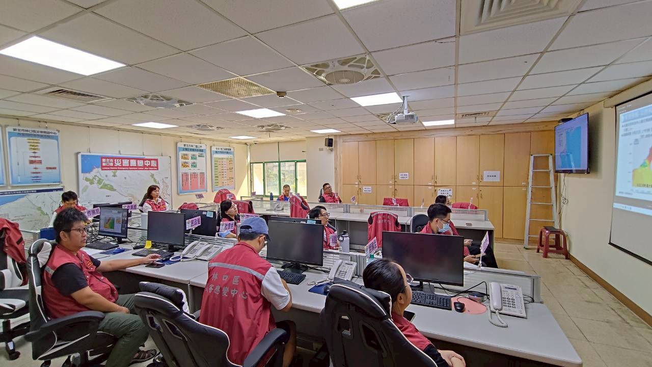 因應颱風進行應變會議