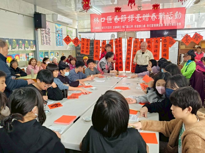 1/23嘉寶場老師與學生攜手揮毫迎春，傳承書藝，共享墨香喜氣