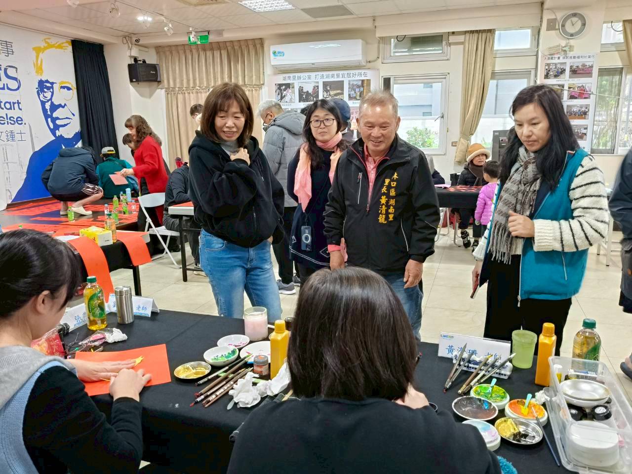 2/7湖南市民活動中心現場氣氛熱絡，許多民眾前來領取春聯，共迎新春