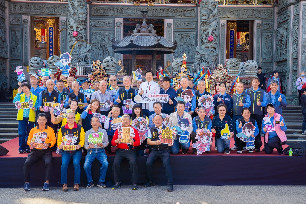 眾貴賓匯集殿前觀賞神將參拜及嗩吶喧天