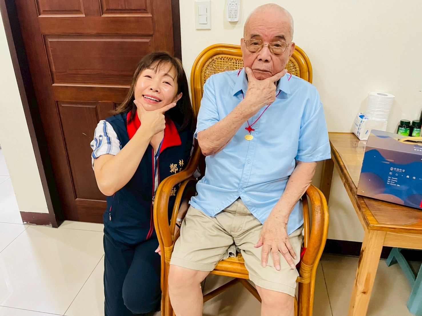 區長致贈東勢里百歲長輩重陽禮品-林口114