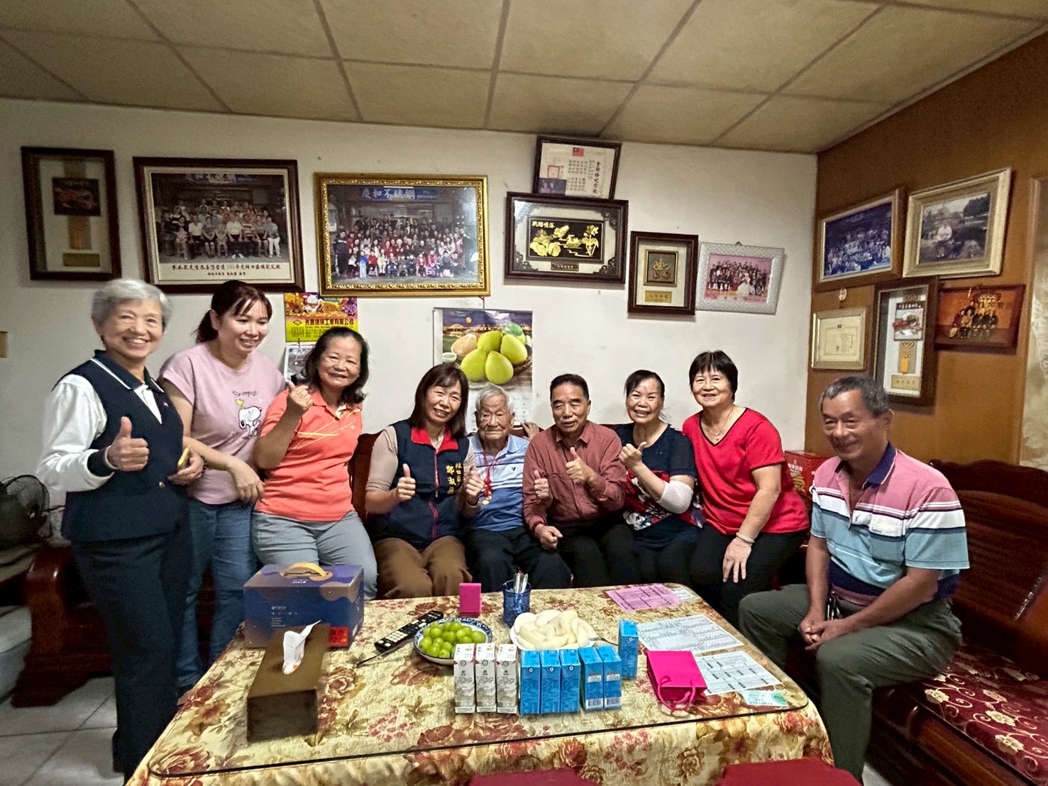區長致贈東林里百歲長輩重陽禮品-林口114