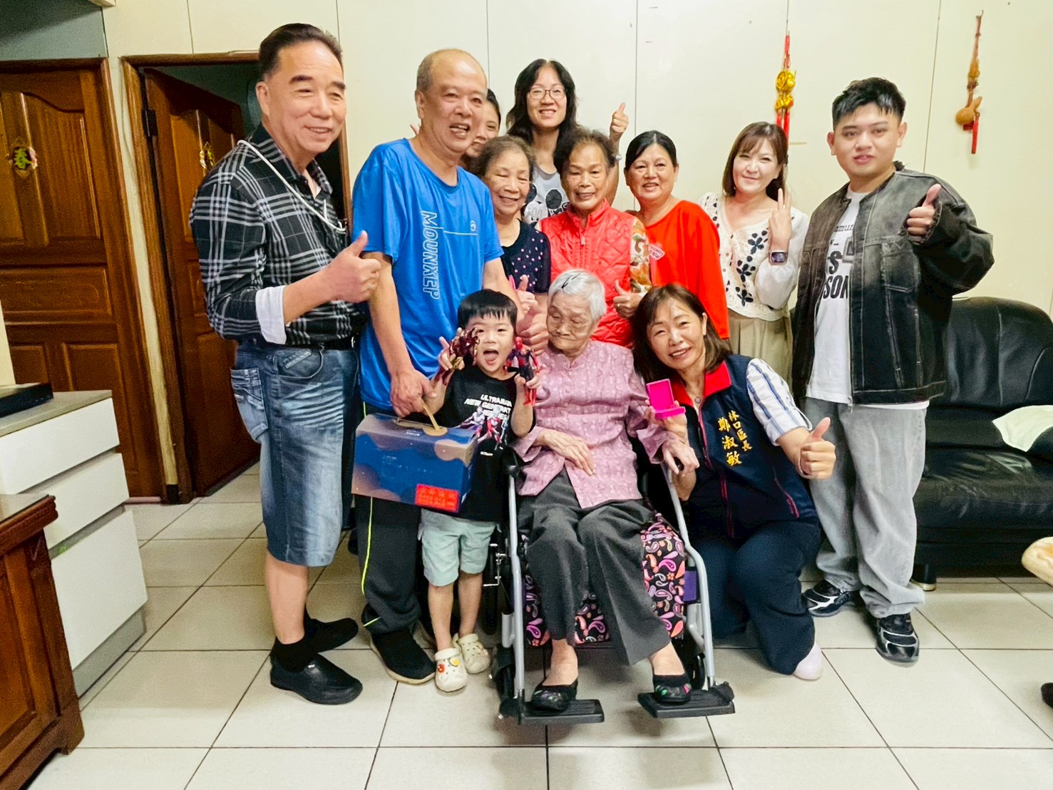 區長致贈湖南里百歲長輩重陽禮品-林口114