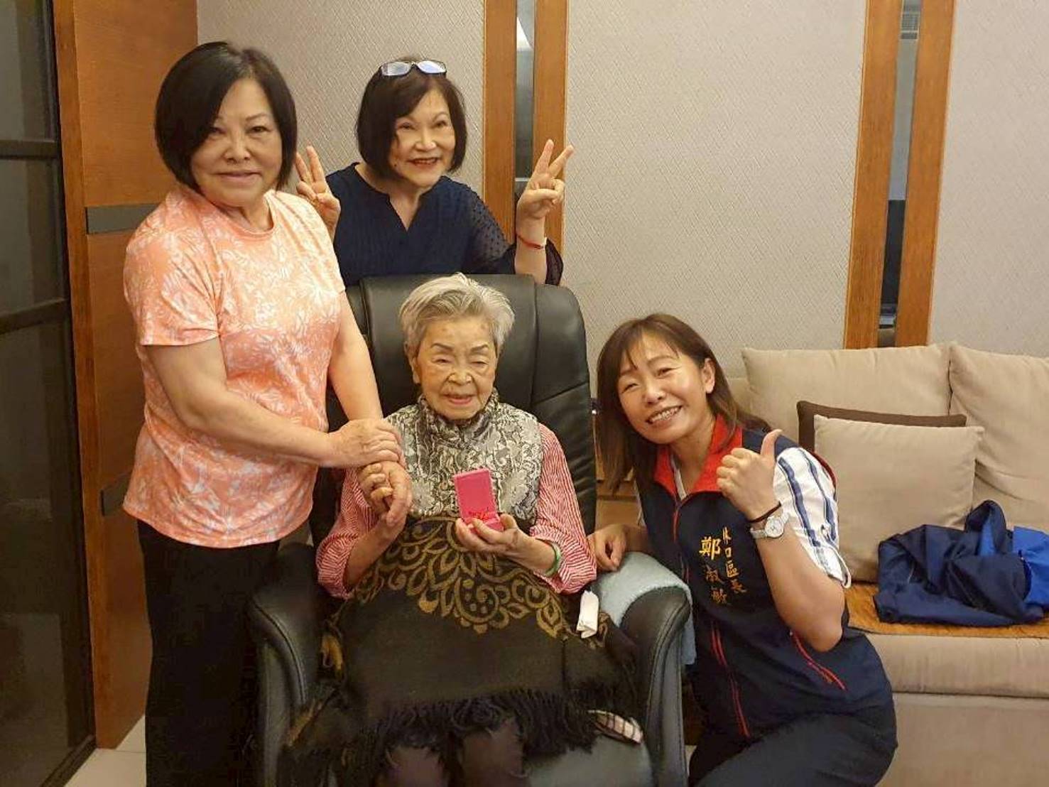 區長致贈湖南里百歲長輩重陽禮品-林口114