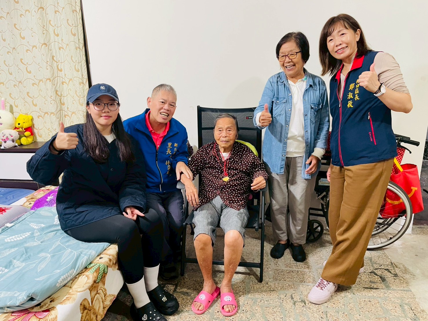 區長致贈菁湖里百歲長輩重陽禮品-林口114