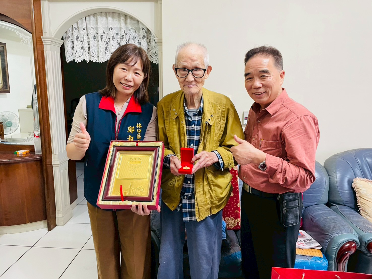 區長致贈西林里百歲長輩重陽禮品-林口114