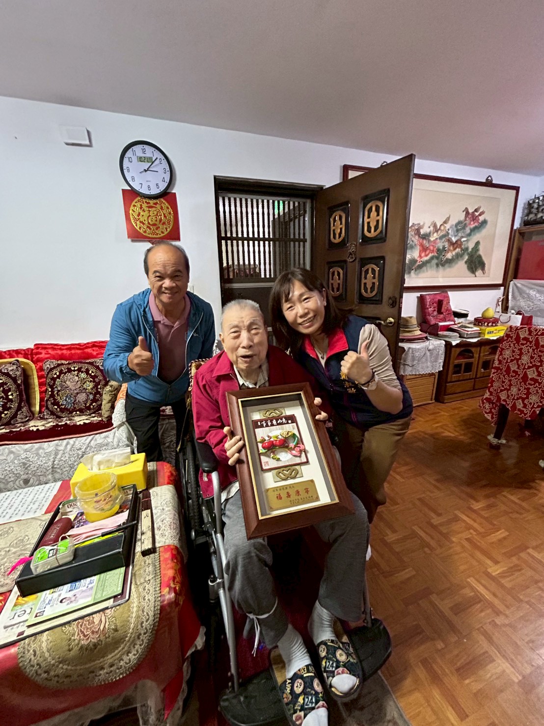 區長致贈麗園里百歲長輩重陽禮品-林口114